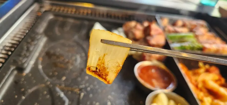 노릇하게 구워진 삼겹살 한 점