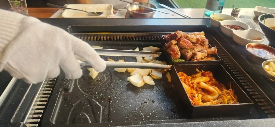 명이나물에 삼겹살과 아스파라거스를 올린 쌈