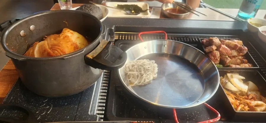 붉은색 가루 양념에 찍은 고기