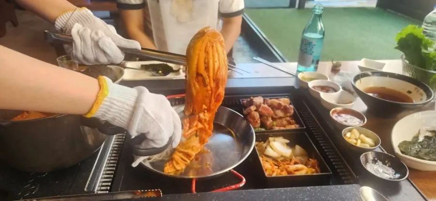 소스에 찍어 먹는 삼겹살