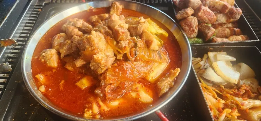 치즈가 든 빵을 곁들인 압력솥 삼겹 퐁듀김치찜