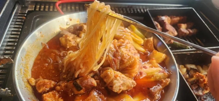 김치찜 국물이 밴 당면