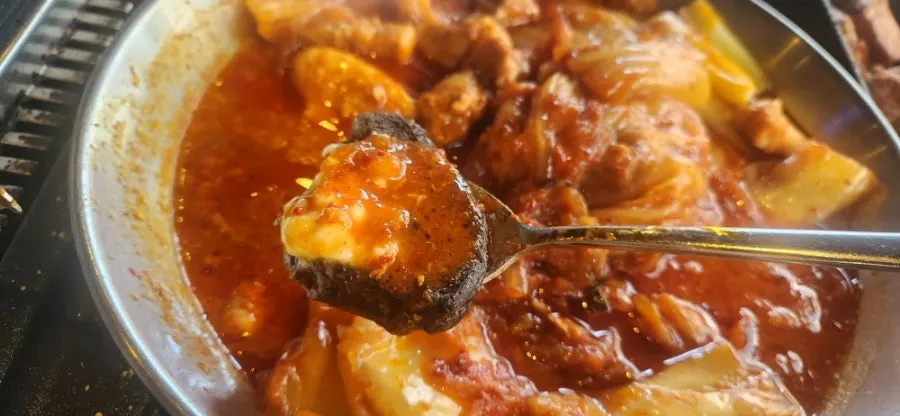 김치찜 국물에 적신 치즈빵