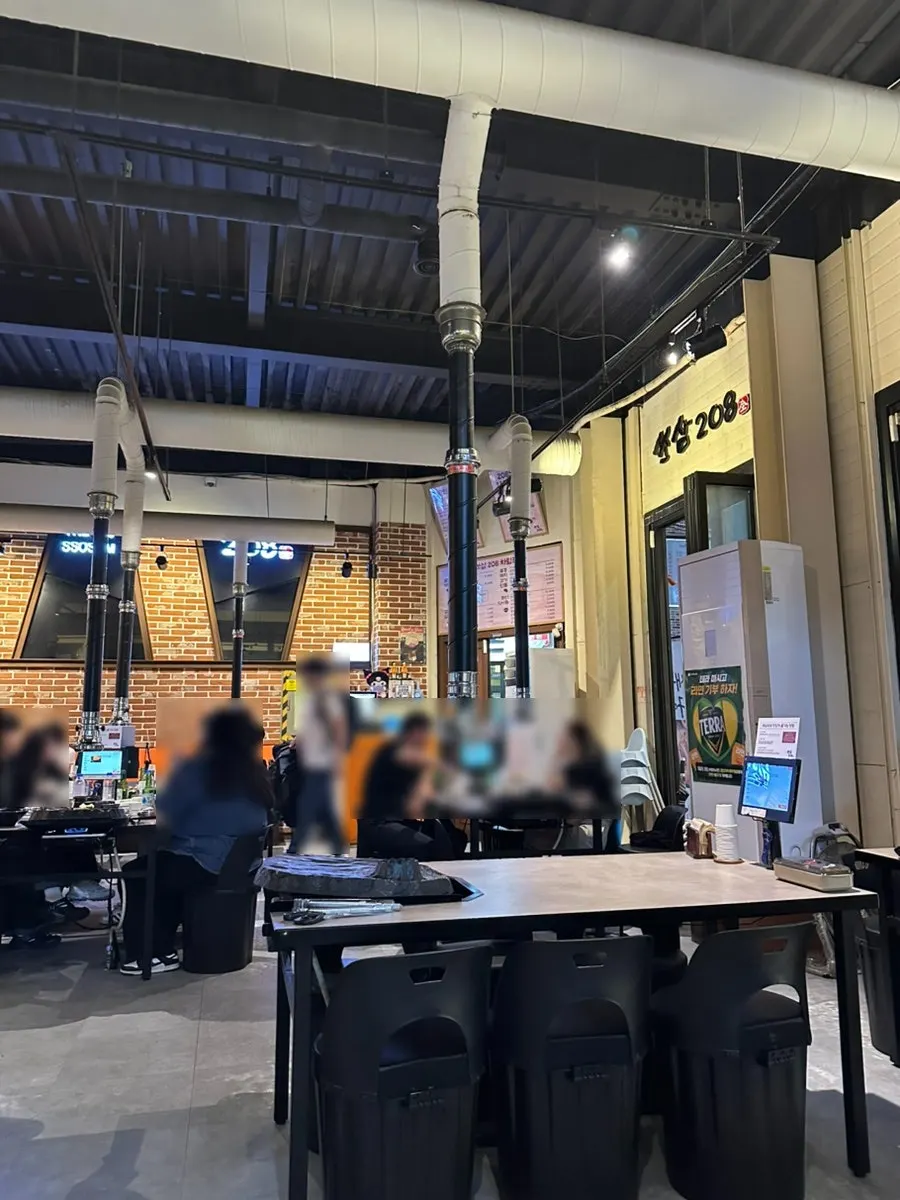수원역 인근 쏘삼208 간판과 거리 전경