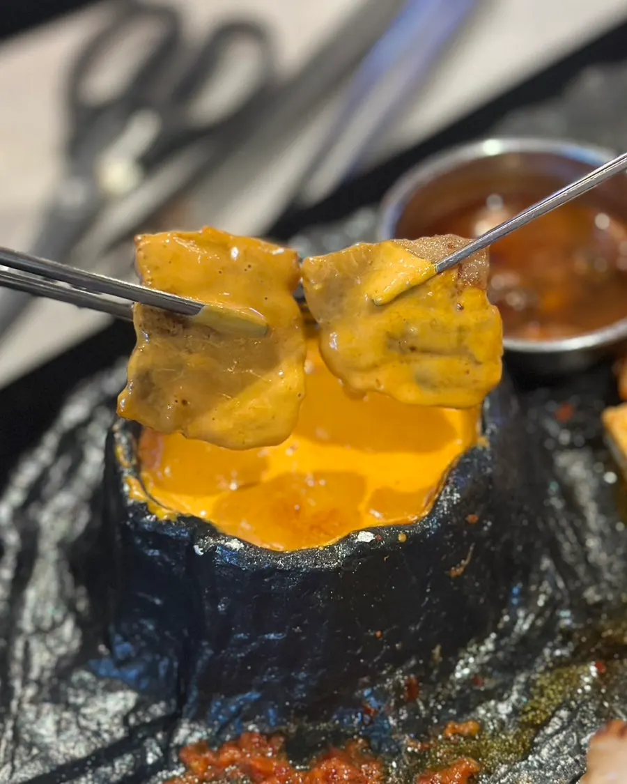 용암 퐁듀 치즈에 찍은 삼겹살