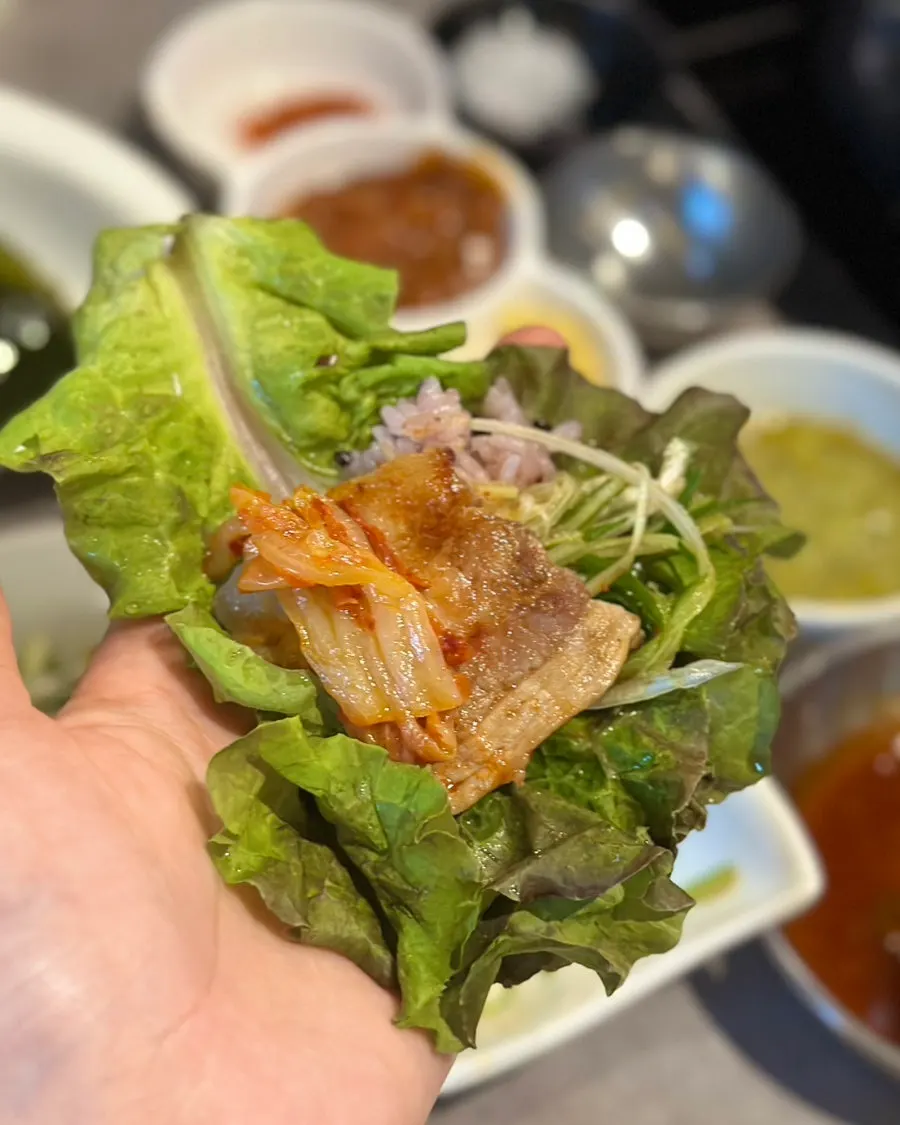 멜젓 같은 감칠맛 소스와 고기