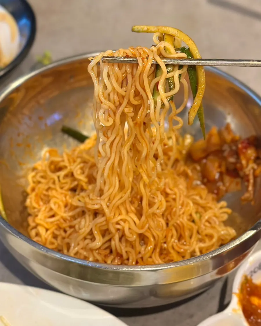 야채와 김치가 올라간 팔도비빔면