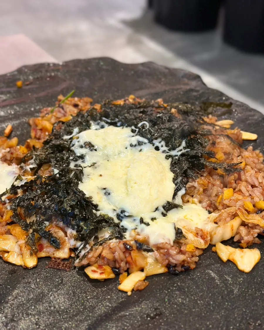 돌판에 구운 두부와 김치 안주
