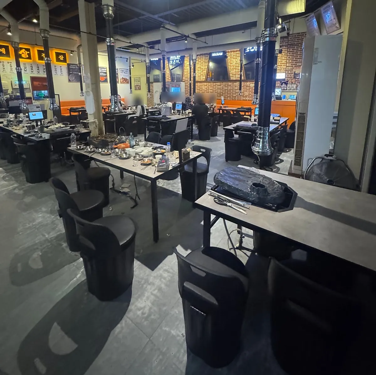 Salón amplio con muchas mesas grandes en Ssosam 208 Suwon Station Branch