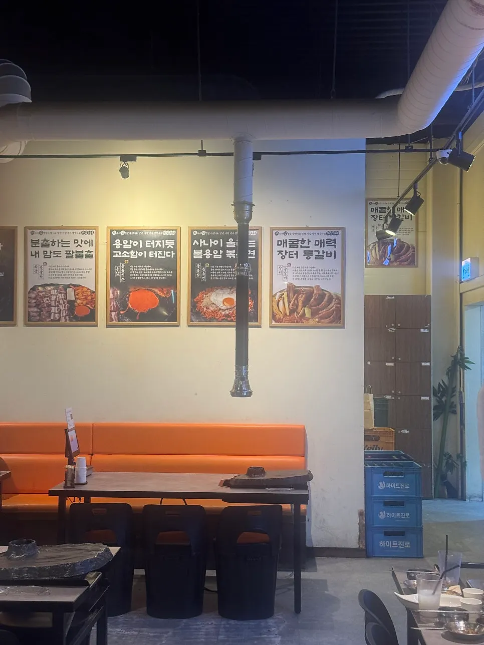 Interior con asientos del local de Ssosam 208 Suwon Station Branch