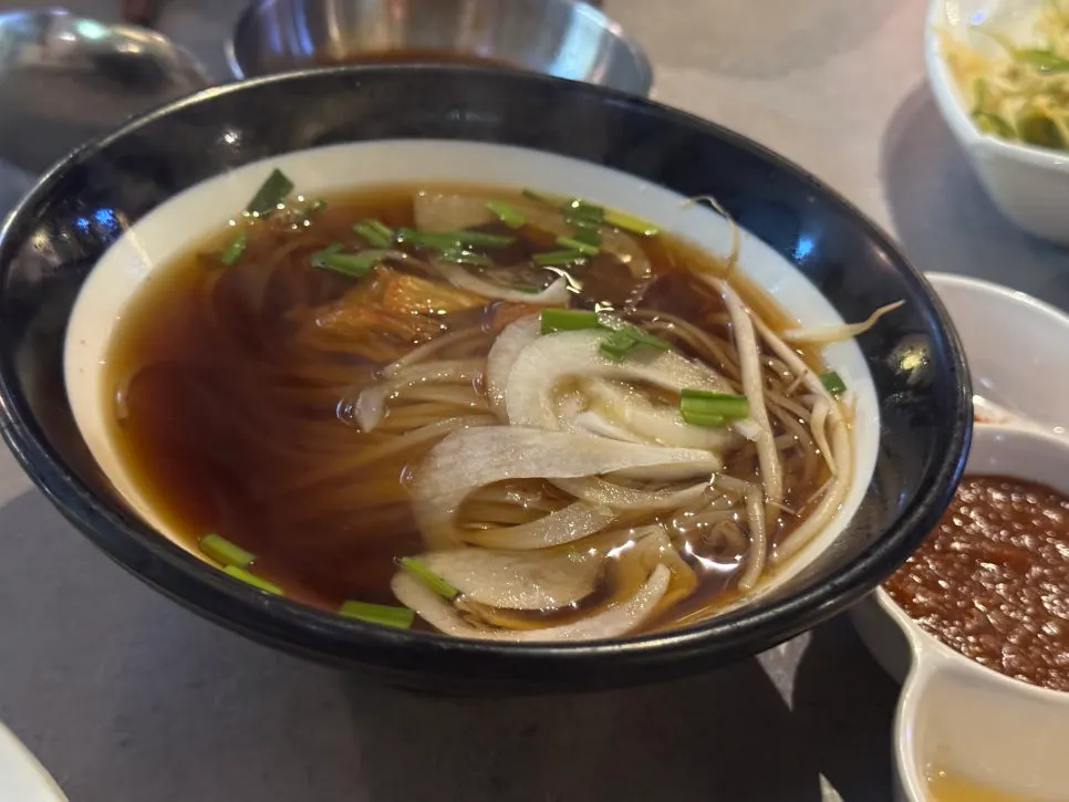 Pho servido antes de la carne