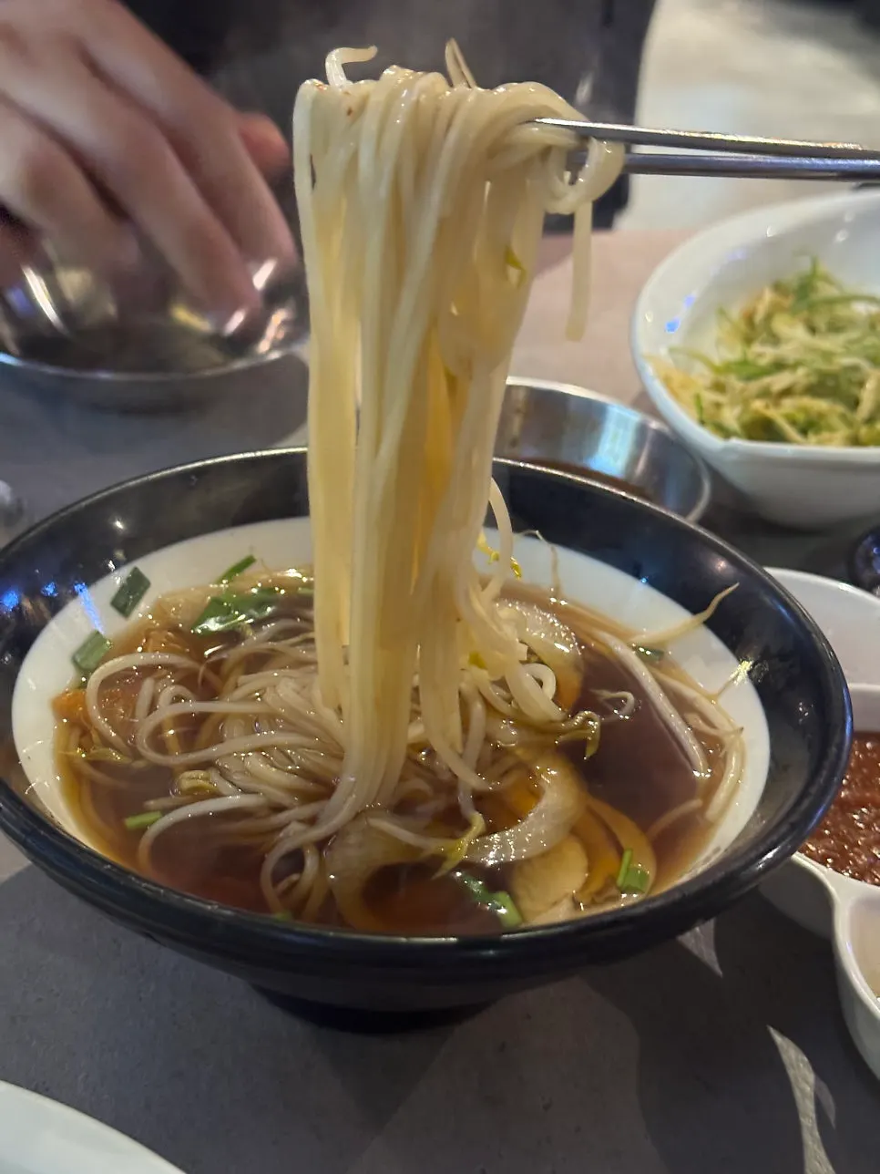 Caldo del pho con muchos fideos
