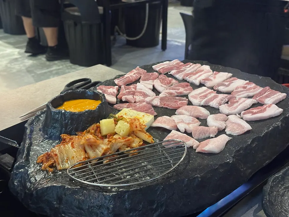 Plato mixto de piedra asándose en la parrilla volcánica