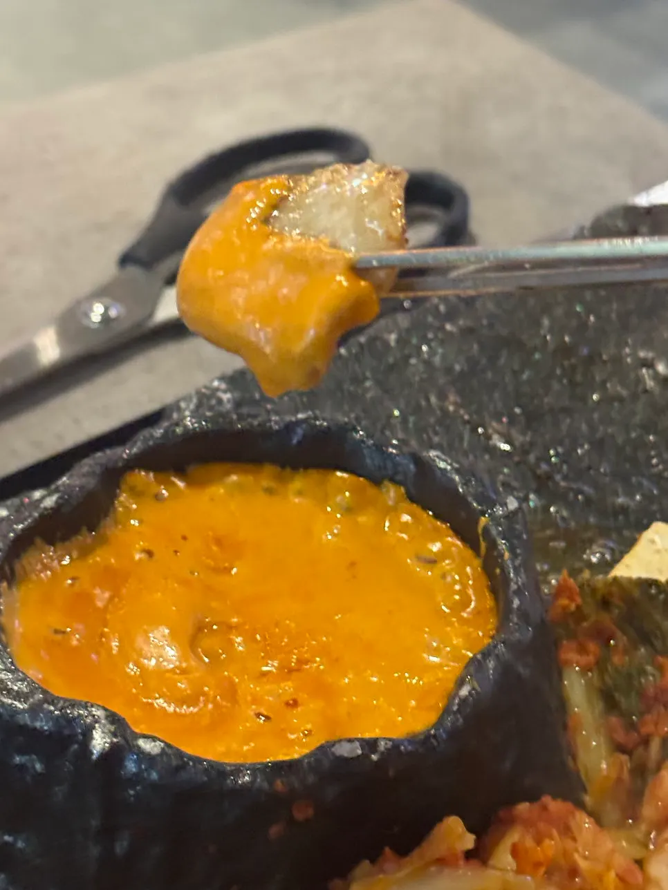 Un trozo de carne con queso estirándose