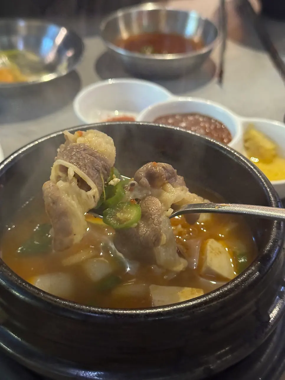 Sopa de doenjang de ubasamgyeop llena de ingredientes