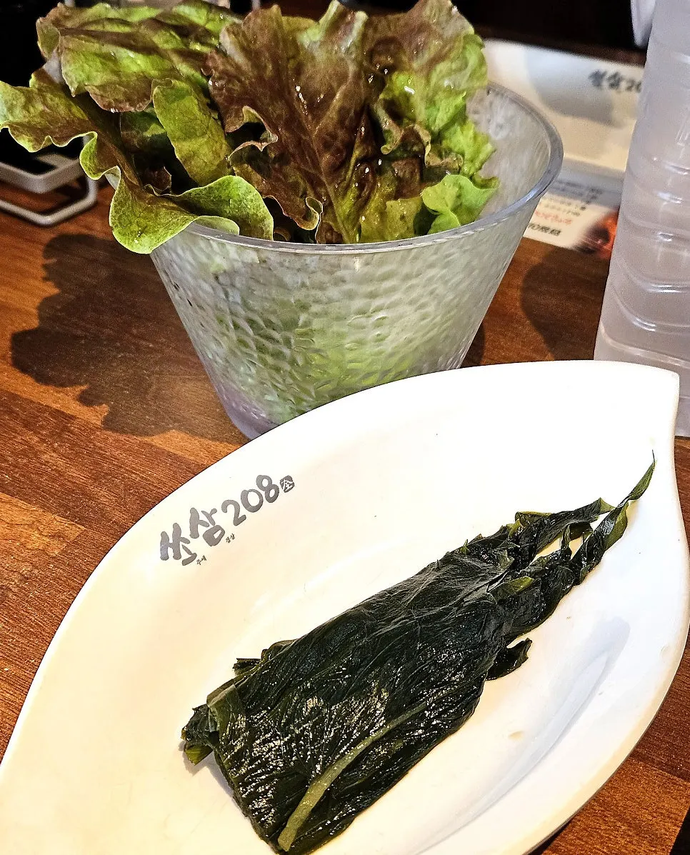 Maldon salt and garlic wasabi sauce among the accompanying sauces