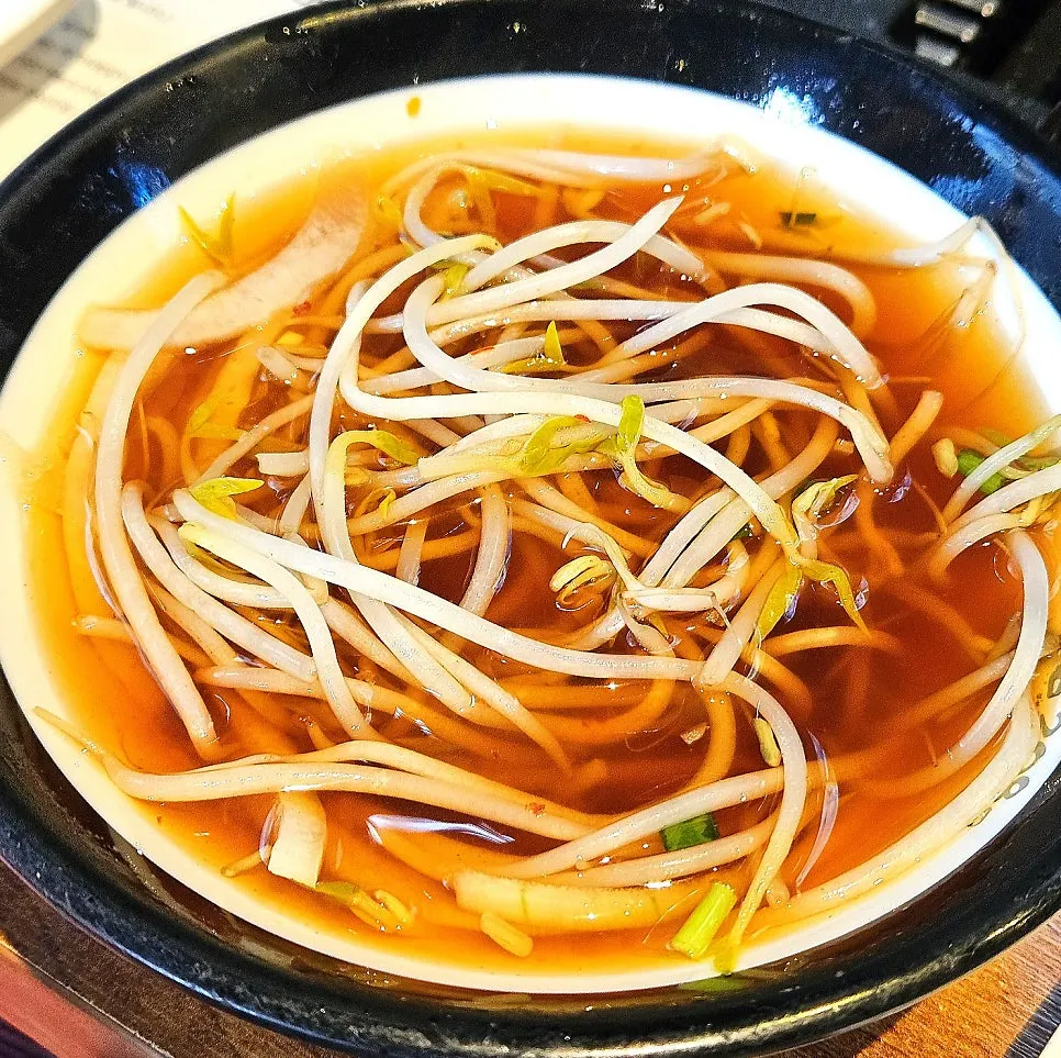 Seasoned bean sprouts and kimchi side dishes