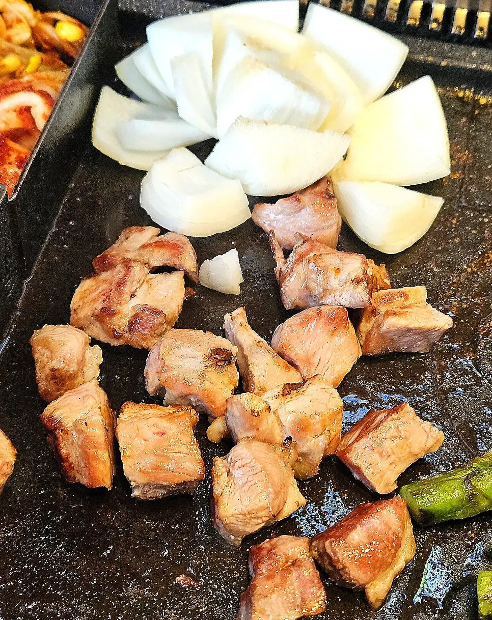 Onions and asparagus grilled together with the meat