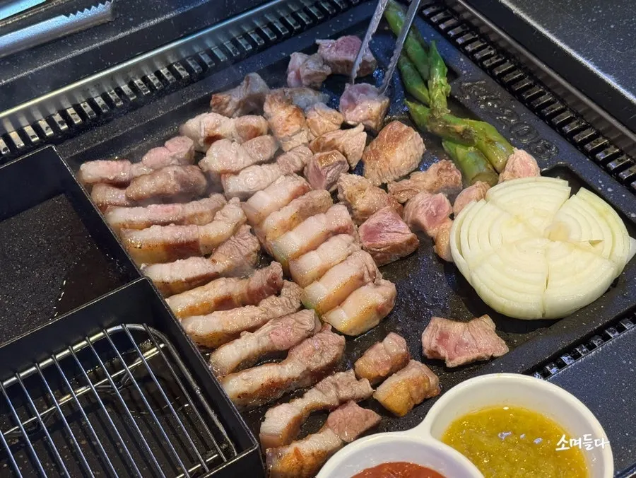 직원이 불판에서 오겹살을 구워주는 모습
