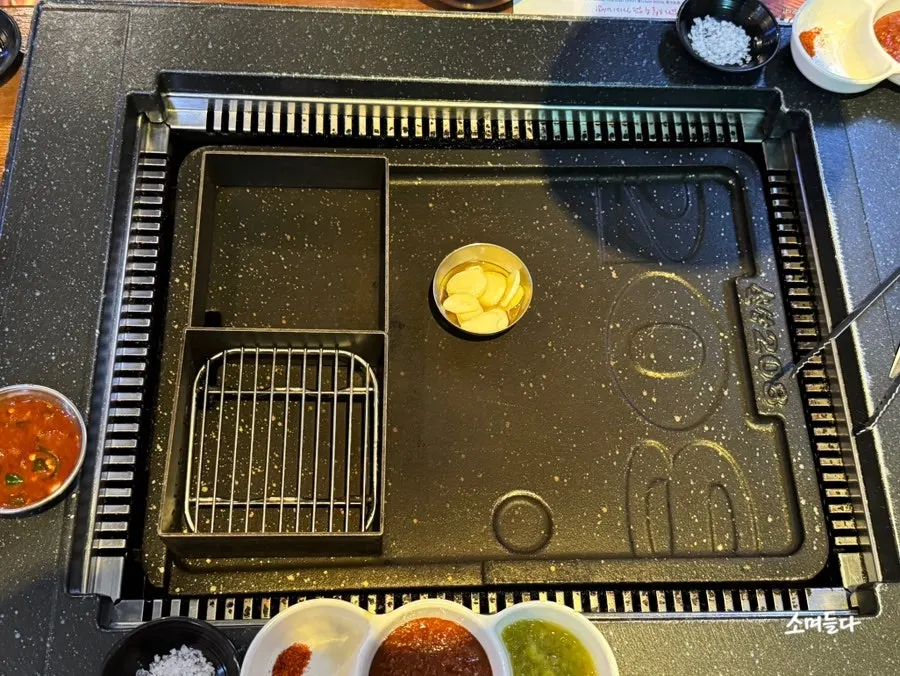김치와 콩나물 굽는 공간이 따로 있는 불판
