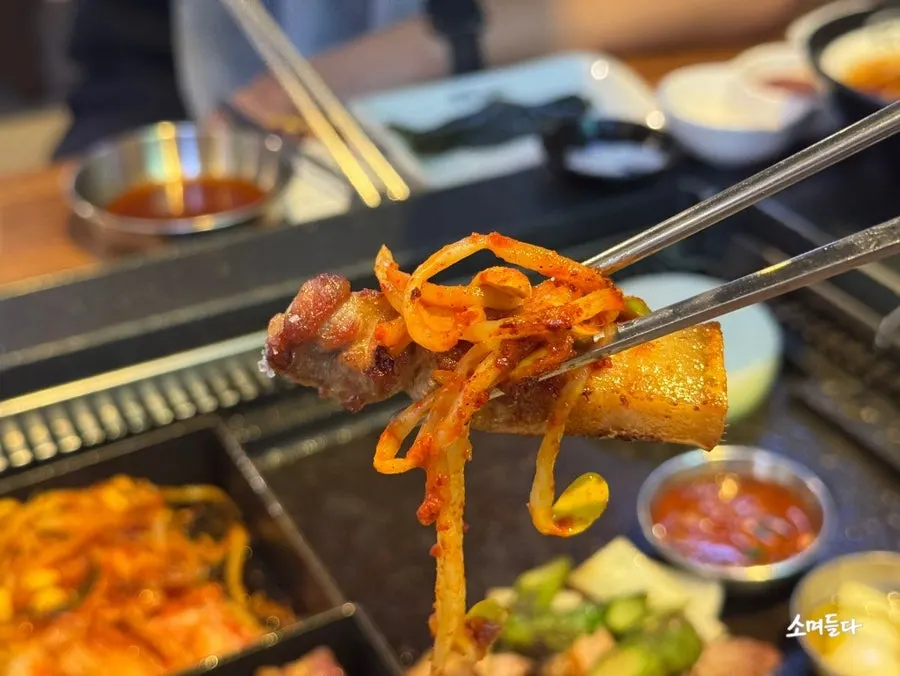 깻잎에 오겹살과 구운 양파를 올린 한쌈