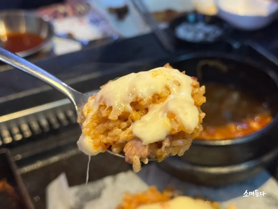 치즈가 듬뿍 올라간 치즈김치볶음밥