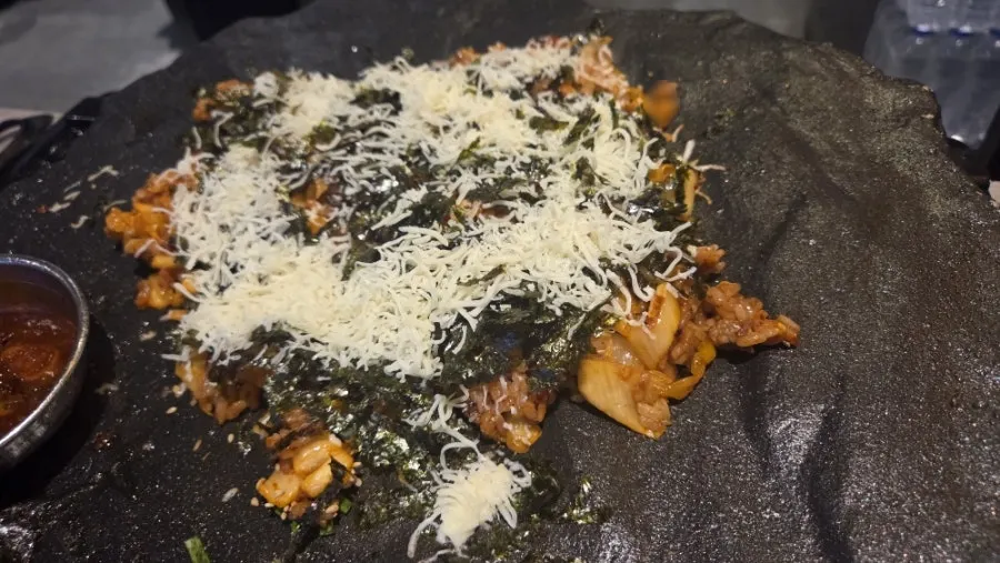 돌판 위 삼겹살과 기본 반찬