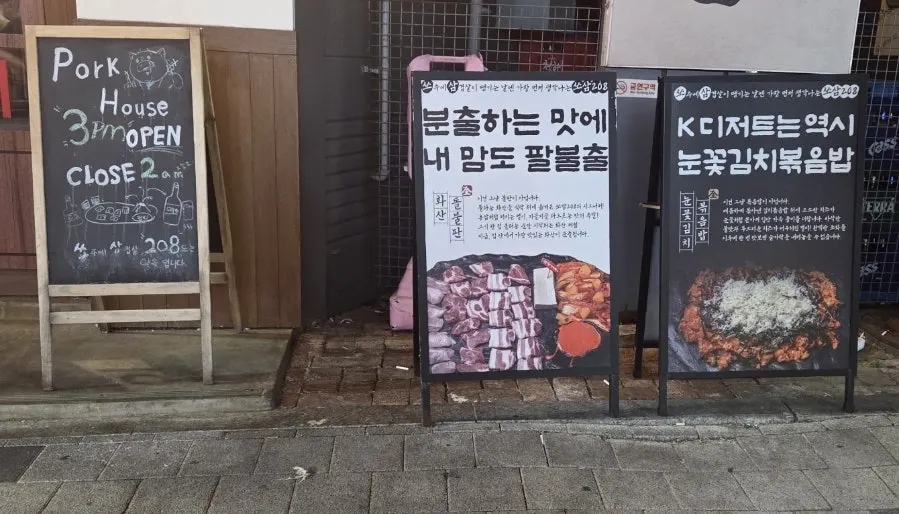 통창 쪽 좌석과 매장 분위기