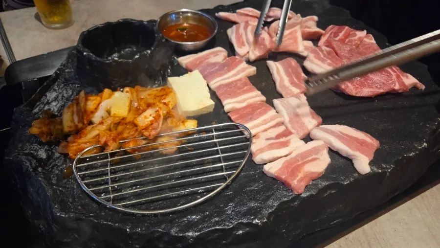 명이나물과 파채 등 기본 반찬