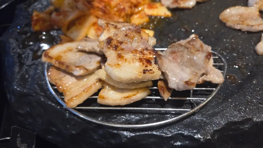 돌판에 올려진 모둠 고기