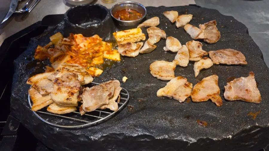 직원이 돌판에서 고기를 굽는 모습