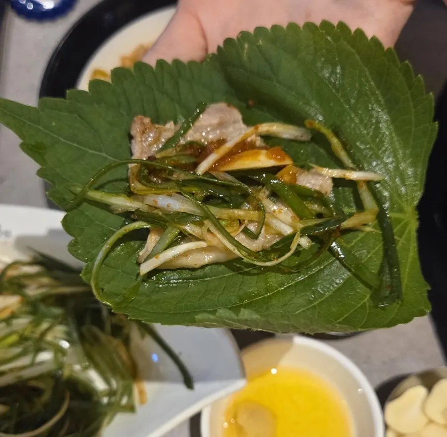 반찬과 곁들인 삼겹살 쌈