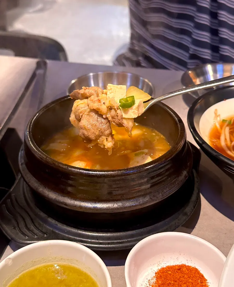 용암분출 퐁듀치즈에 찍어 먹는 고기