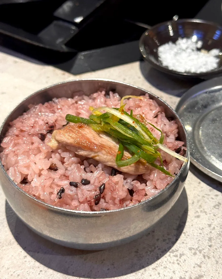 소스에 찍은 고기 한 점