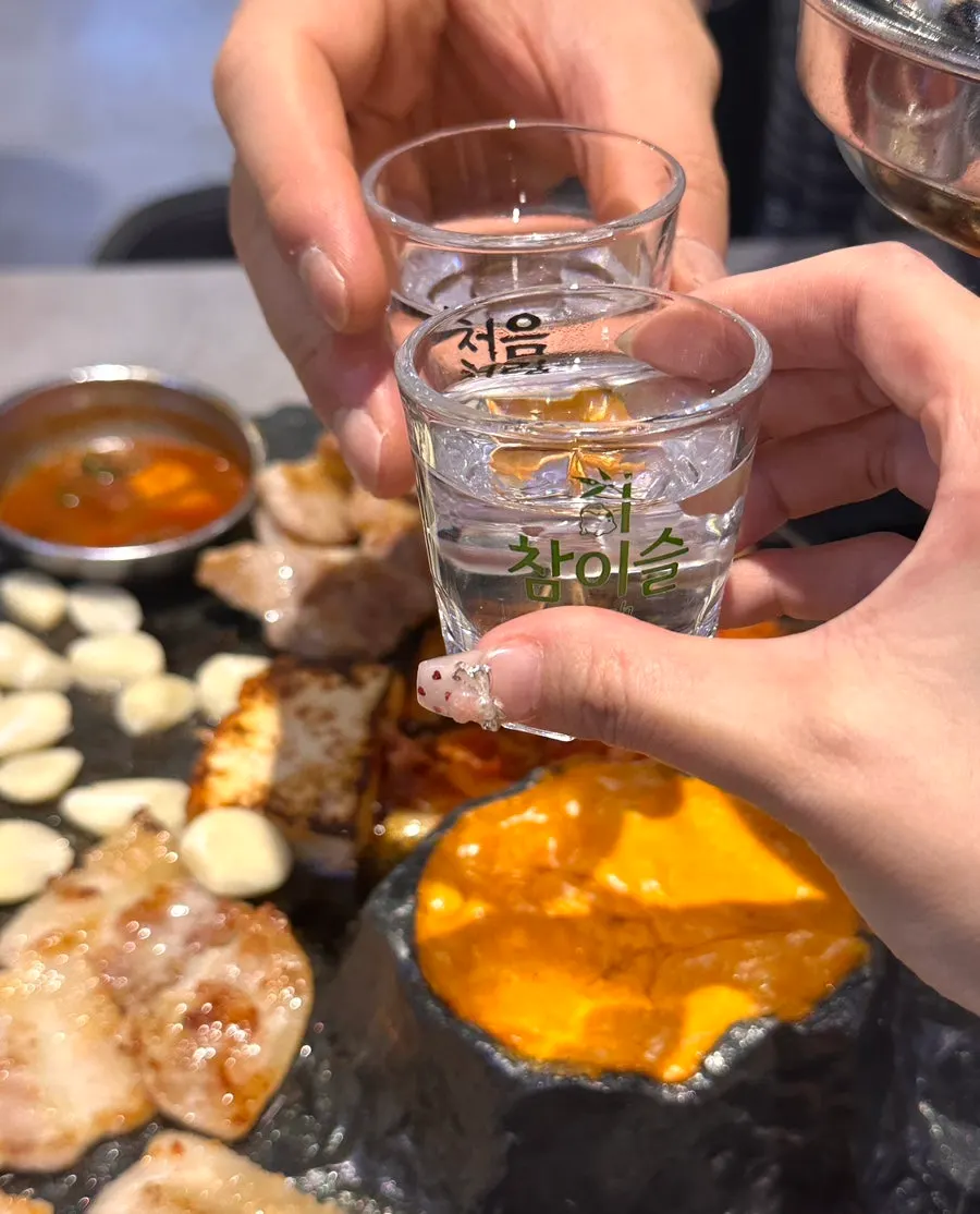 고기와 함께 차려진 테이블 상차림