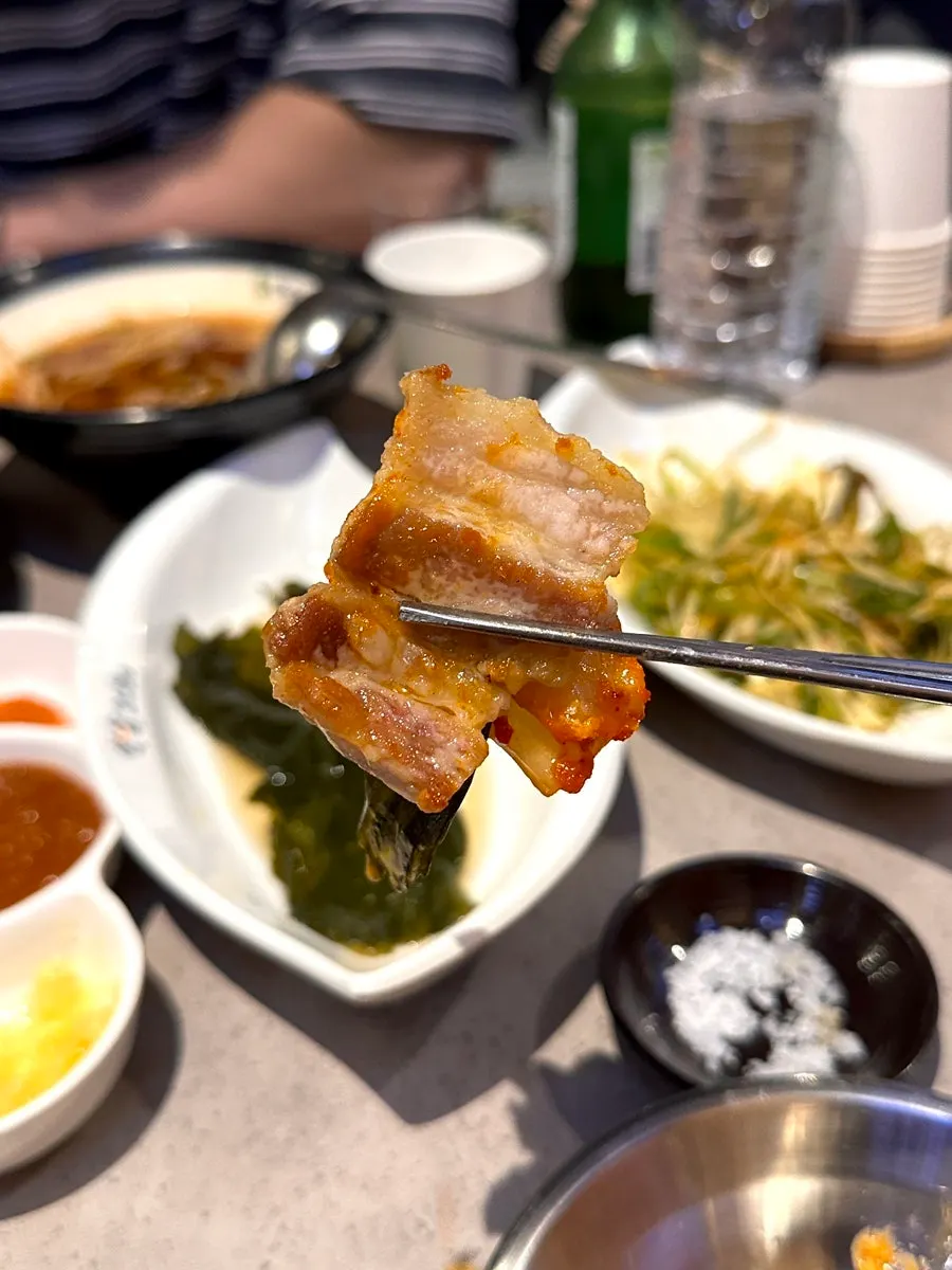 넓게 떨어진 테이블 간격의 매장 좌석