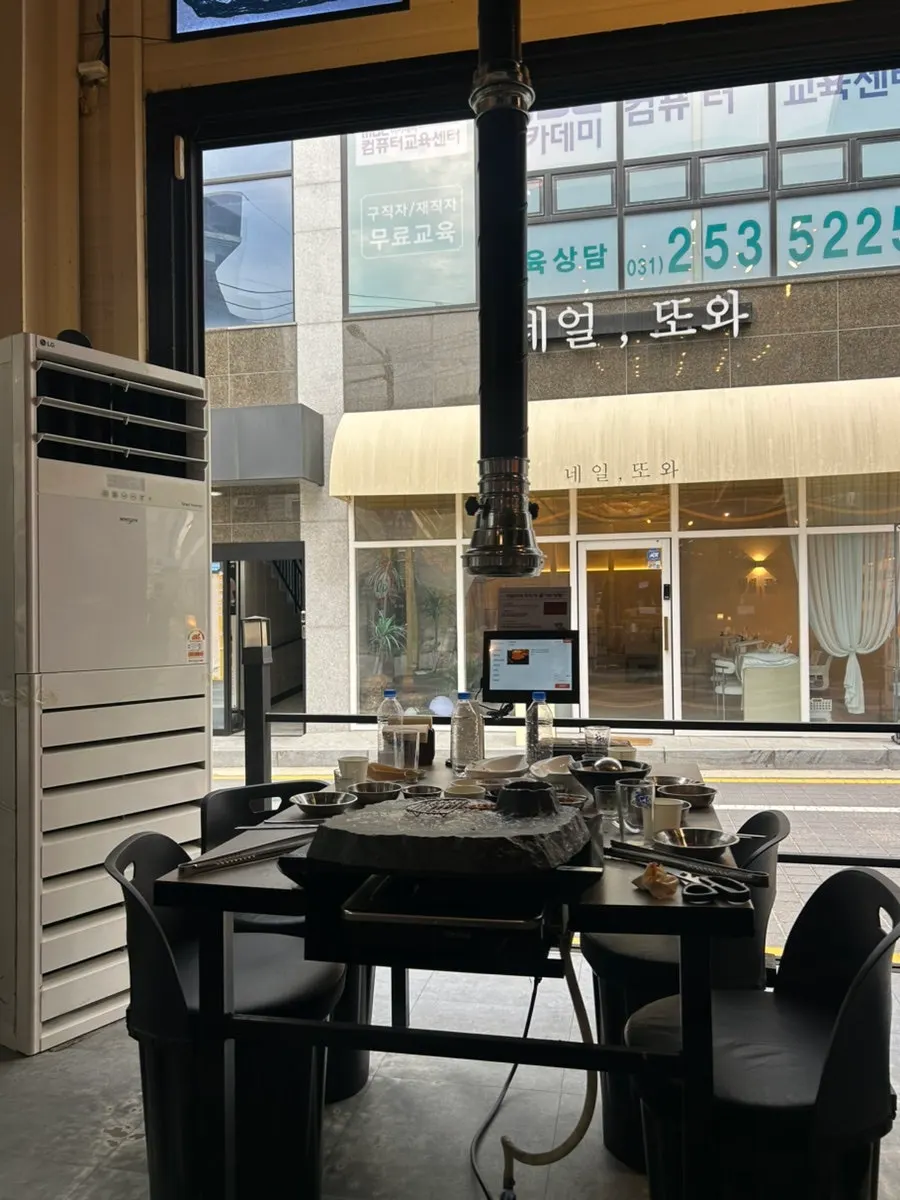 창문을 활짝 열어둔 야장 분위기 좌석