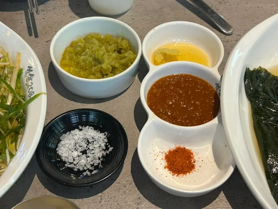 와사비무침 등 다양한 양념 접시