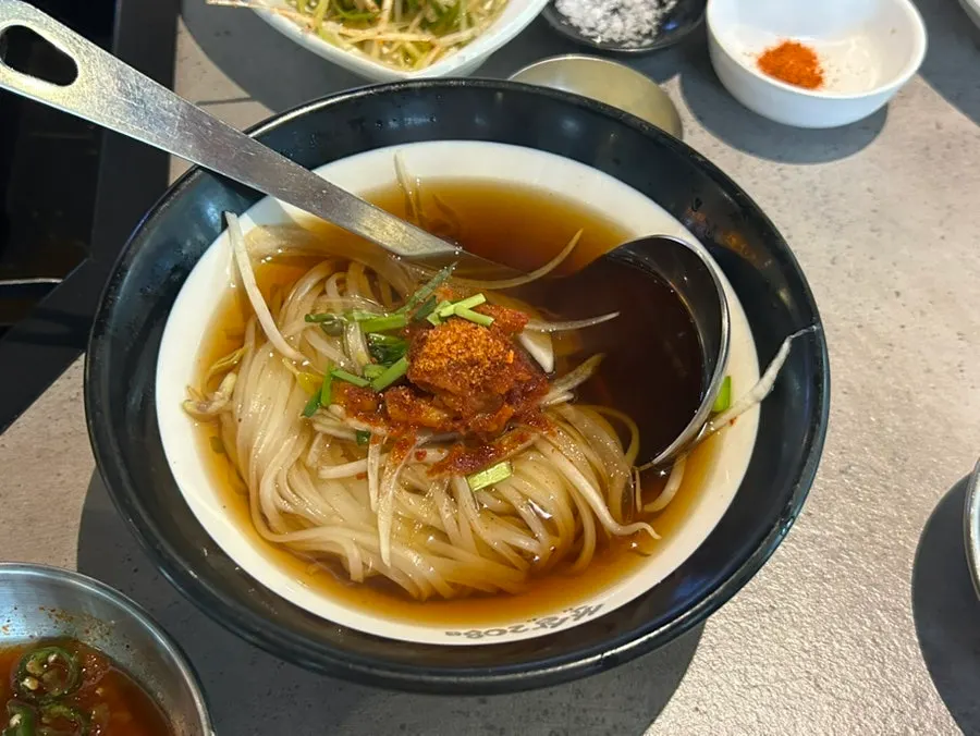 고기 굽기 전 돌판과 상차림