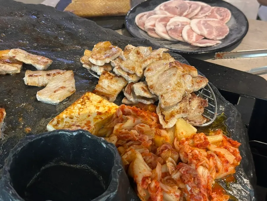 담백하게 구워진 목살