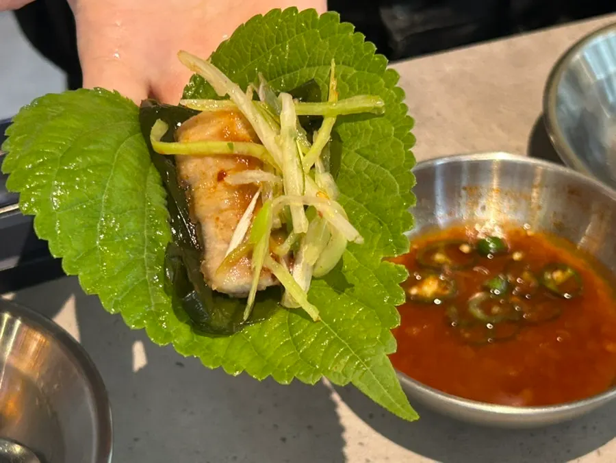 미리 준비된 양념장과 구운 고기