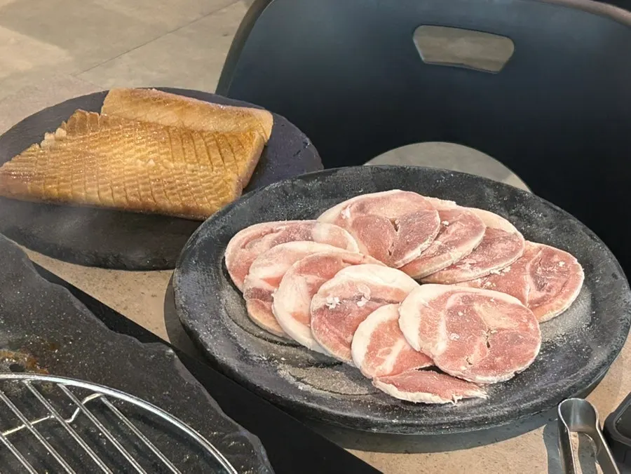 판 위에 올려둔 모듬 고기 여러 부위