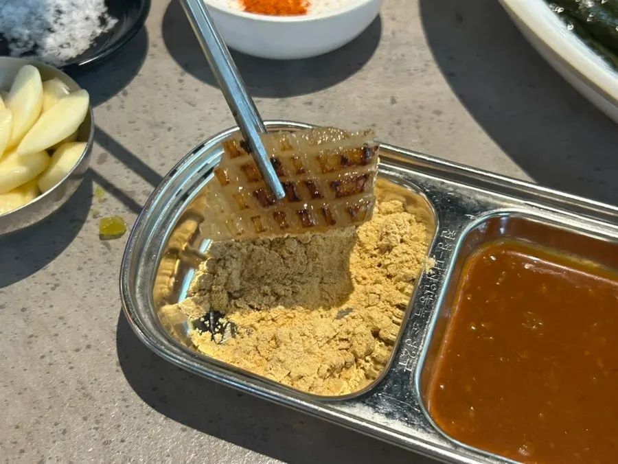 노릇하게 구운 돼지껍데기