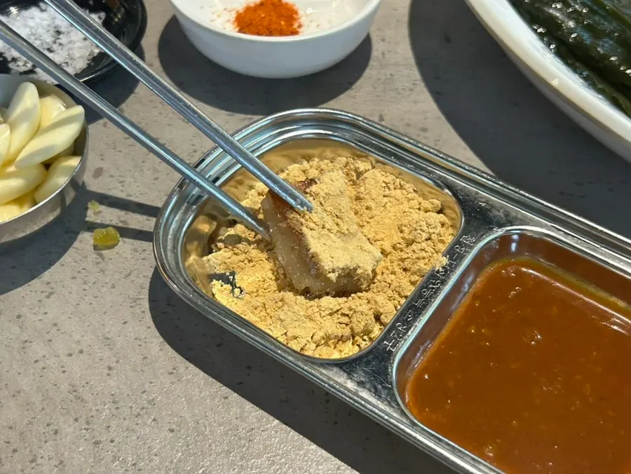 콩가루에 찍어 먹는 돼지껍데기