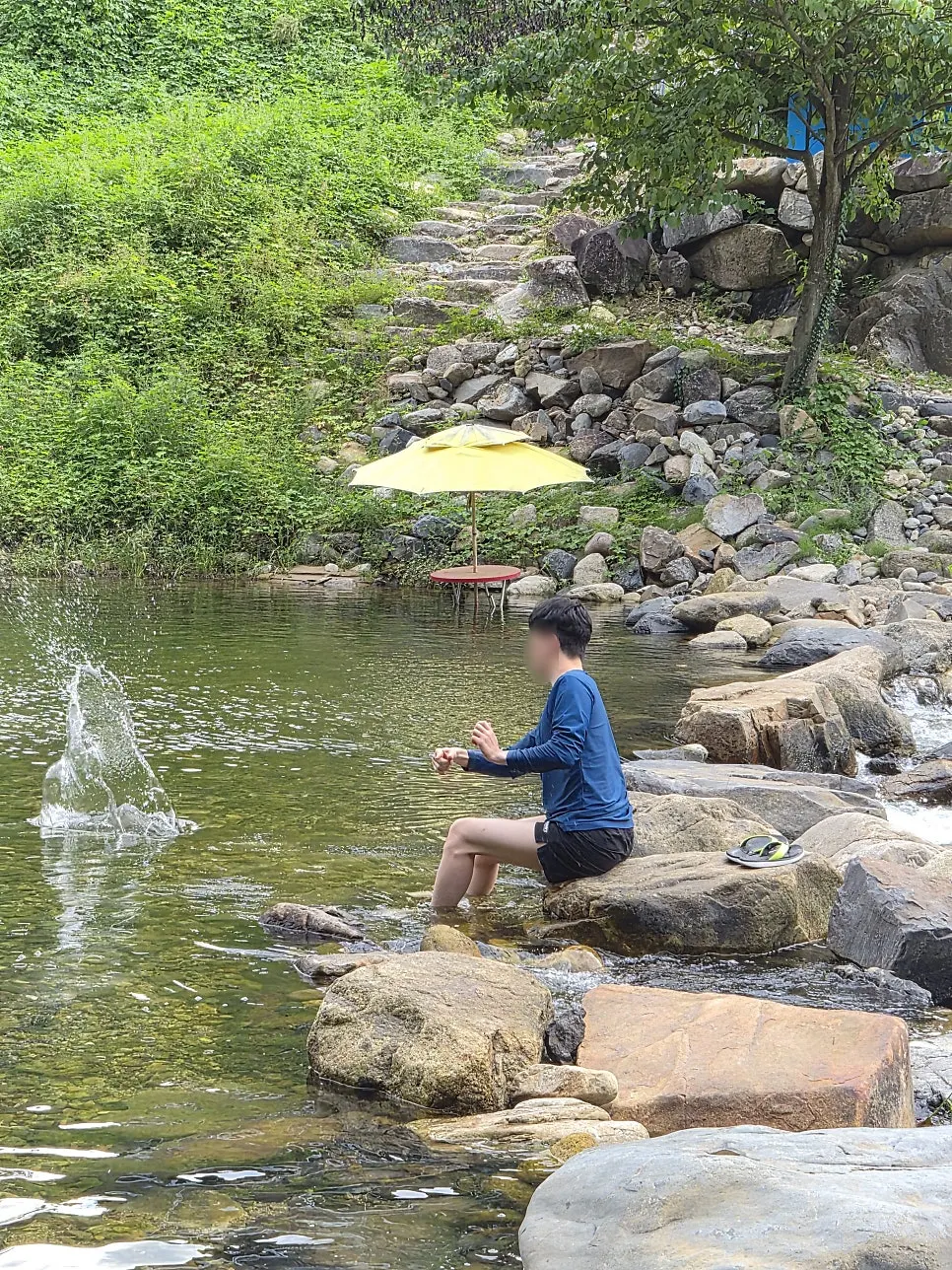 丹陽ソヤンアム黄土マウルペンション周辺の渓谷風景