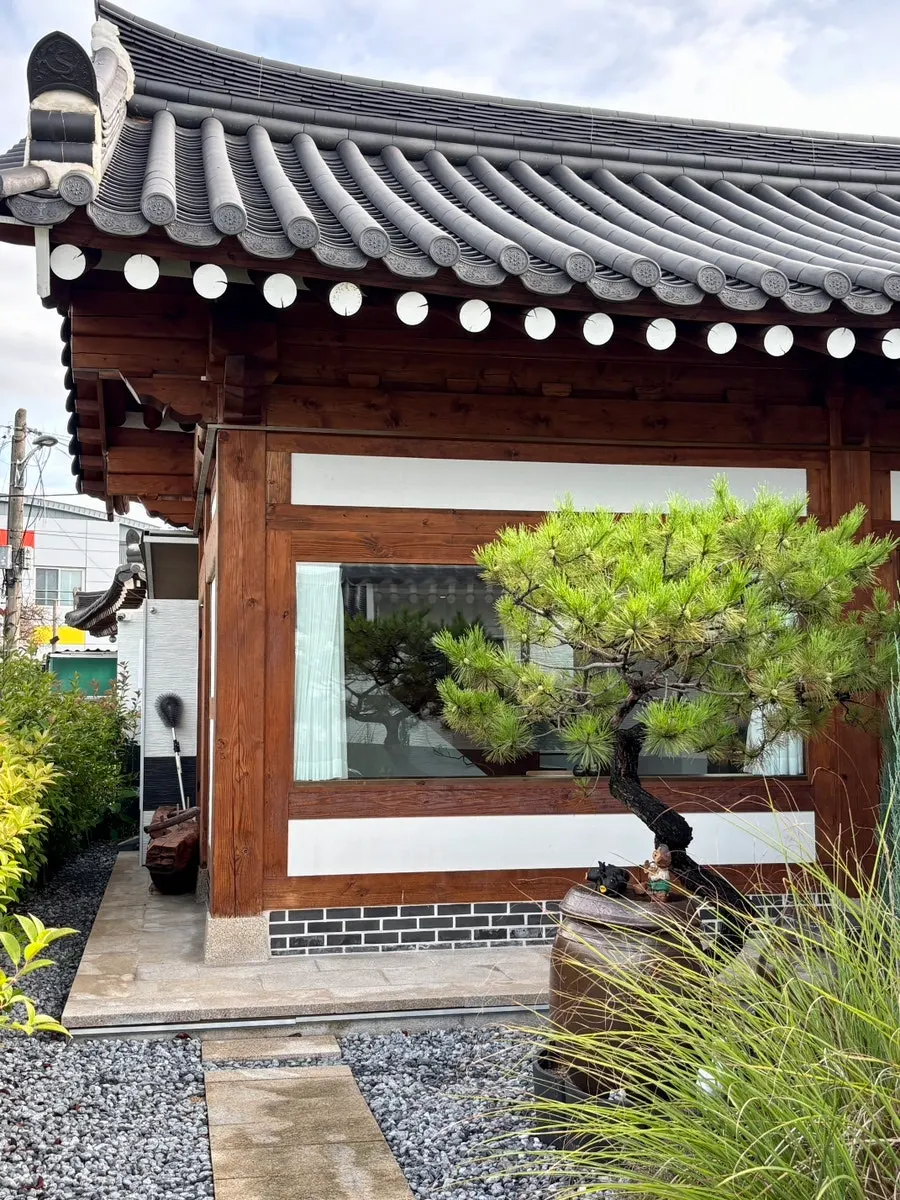 자갈이 깔린 소소별채 S101호 입구