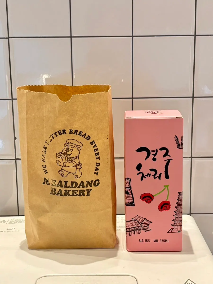 우드 선반에 놓인 잔과 찻잔