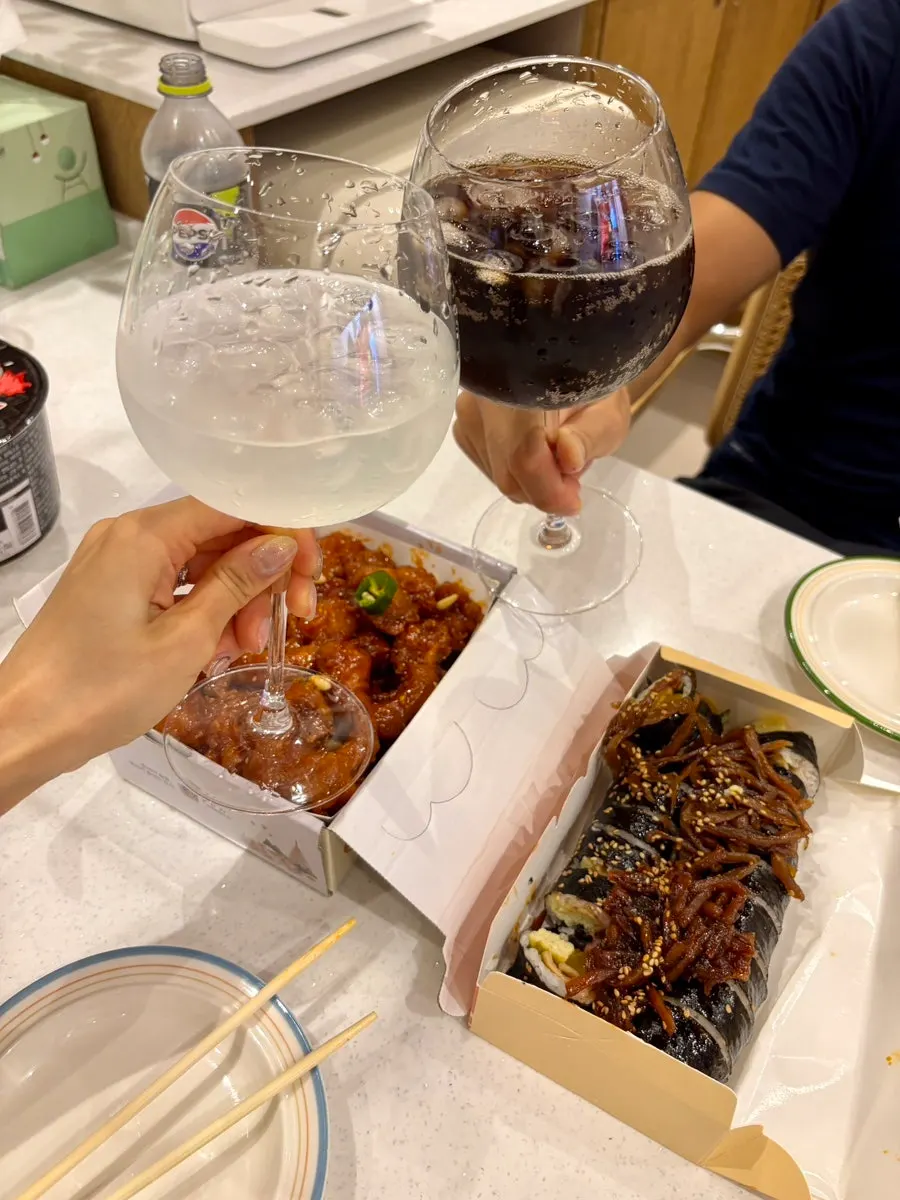 황리단길에서 포장해온 닭강정과 우엉김밥