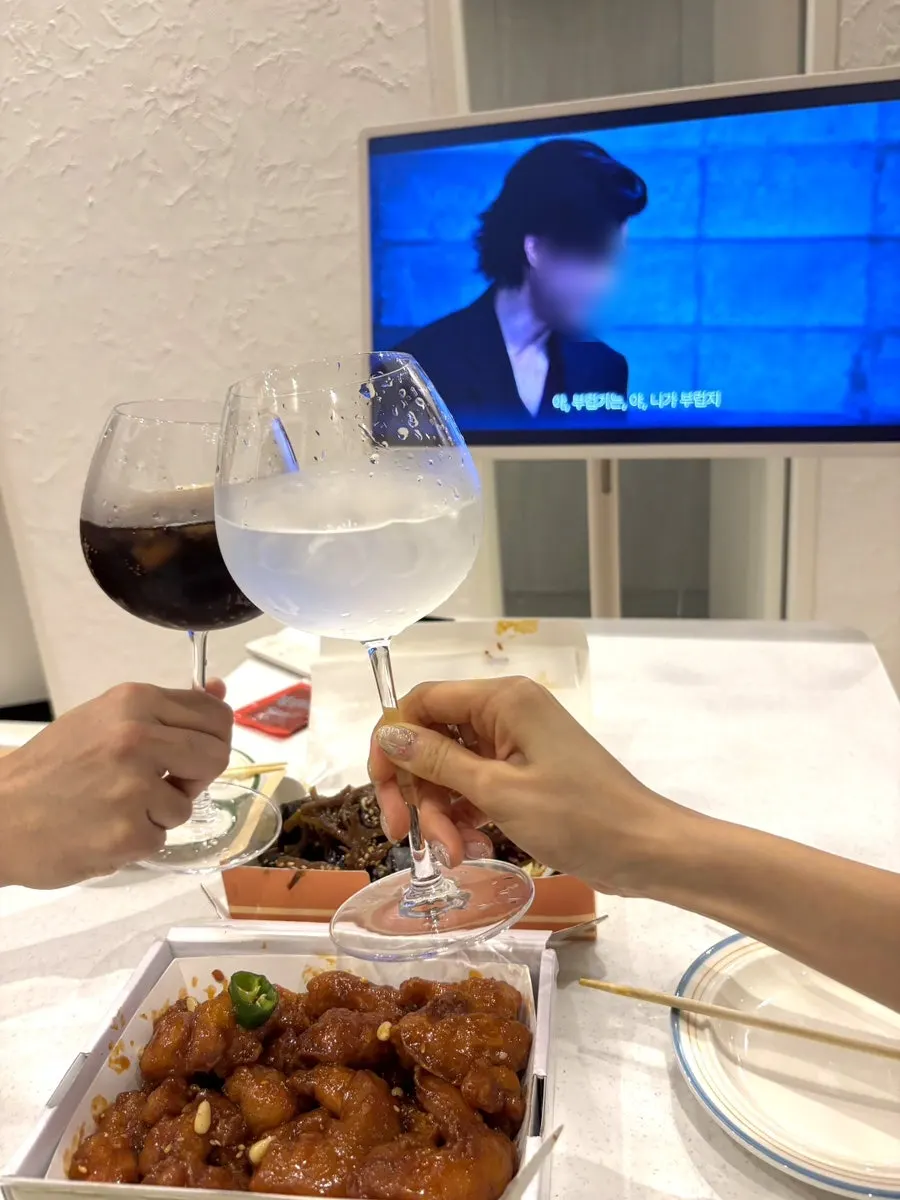 객실 테이블에 펼쳐놓은 야식
