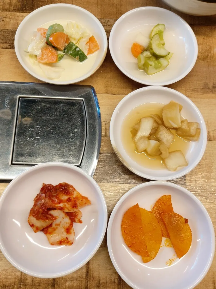 주문 후 세팅된 기본 반찬